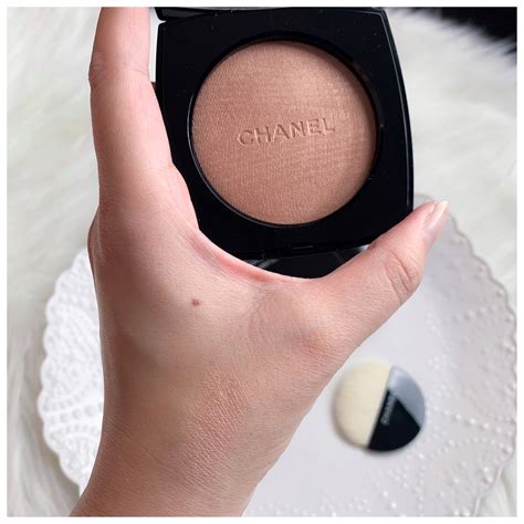 chanel poudre lumiere warm gold|POUDRE LUMIÈRE Highlighting powder 20 .